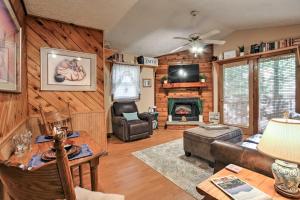 een woonkamer met houten wanden en een open haard bij Gatlinburg Home with Hot Tub about 4 Mi to Town! in Gatlinburg