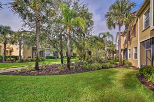 un patio con palmeras y un edificio en Kissimmee Retreat with Pool Access Less Than 4 Mi to Disney! en Orlando