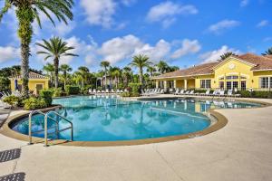 Swimmingpoolen hos eller tæt på Kissimmee Retreat with Pool Access Less Than 4 Mi to Disney!