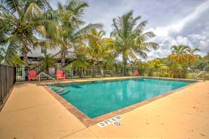 Swimmingpoolen hos eller tæt på Everglades Rental Trailer Cabin with Boat Slip!