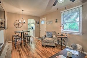 Χώρος καθιστικού στο Updated Pet-Friendly Home, Walk to Dtwn Littleton!