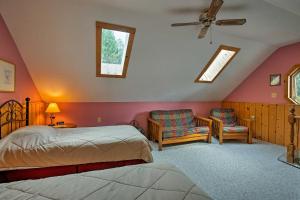una camera da letto con un letto e due sedie di Leelanau Country Cottage about 4 Mi to Suttons Bay! a Suttons Bay