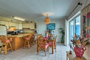 Η κουζίνα ή μικρή κουζίνα στο Walk to the Beach Ocean City Condo with Balcony