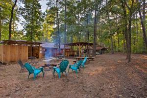 Fotografie z fotogalerie ubytování 3 Mi to Broken Bow Lake Cabin with Hot Tub and Deck! v destinaci Stephens Gap