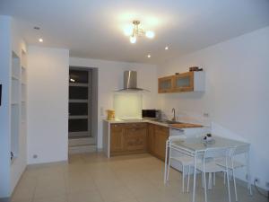 Gite des remparts في Lucéram: مطبخ مع طاولة وكراسي في الغرفة