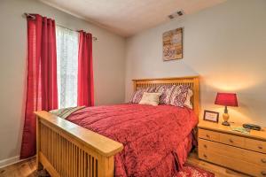 sypialnia z łóżkiem z czerwoną narzutą w obiekcie Classic Southern Family Home - 6 Mi to Atlanta! w Atlancie