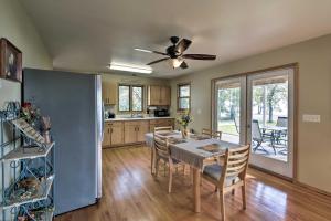 eine Küche und ein Esszimmer mit einem Tisch und Stühlen in der Unterkunft Charming Neenah House with Porch on Lake Winnebago! in Neenah