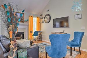 salon z kanapą, krzesłami i zegarem w obiekcie Classic Southern Family Home - 6 Mi to Atlanta! w Atlancie