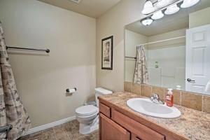Bilik mandi di Prime Snowy Retreat Mins to Tamarack and McCall! +22 gambar