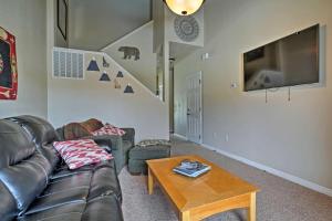 Televisyen dan/atau pusat hiburan di Prime Snowy Retreat Mins to Tamarack and McCall!