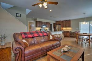 sala de estar con sofá de cuero marrón y cocina en Gunnison Home by River - Outside of Crested Butte! en Gunnison