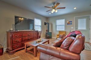 uma sala de estar com um sofá de couro e uma televisão de ecrã plano em Gunnison Home by River - Outside of Crested Butte! em Gunnison