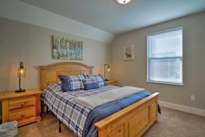 1 dormitorio con cama de madera y ventana en Gunnison Home by River - Outside of Crested Butte! en Gunnison
