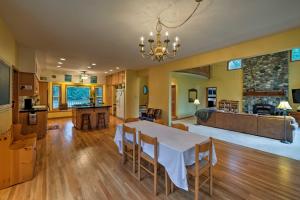 Gambar di galeri bagi Home on Skykomish River with Fire Pit and Hot Tub di Gold Bar