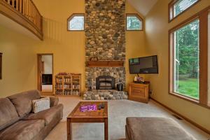 Gambar di galeri bagi Home on Skykomish River with Fire Pit and Hot Tub di Gold Bar