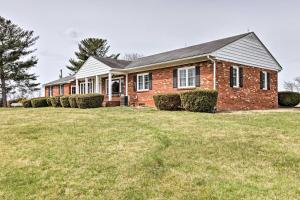 uma casa de tijolos com arbustos à frente em Quaint Elkton Home near Shenandoah National Park! em Elkton