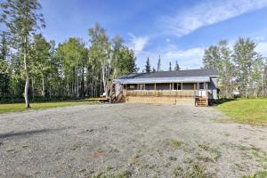 un grande edificio con un tavolo da picnic di fronte di North Pole Apt with Furnished Deck about 11 Mi to UAF! a North Pole