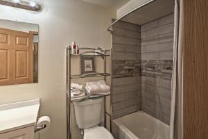 un bagno con doccia, WC e lavandino di North Pole Apt with Furnished Deck about 11 Mi to UAF! a North Pole Altre 20 foto