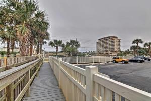 Fotografie z fotogalerie ubytování Beachfront Destin Condo with Pool and Harbor View! v destinaci Destin