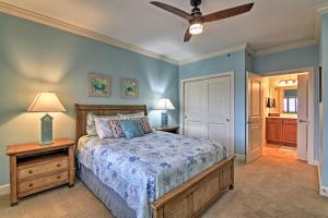 Postel nebo postele na pokoji v ubytování Beachfront Destin Condo with Pool and Harbor View!