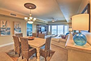 Posezení v ubytování Beachfront Destin Condo with Pool and Harbor View!