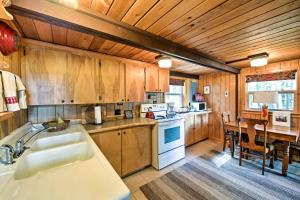 uma cozinha com armários de madeira e uma mesa de madeira com uma sala de jantar em Serene Washington Escape with Deck and Mountain Views! em Packwood