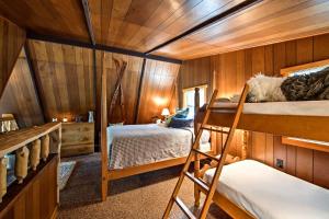 um quarto com 2 beliches num camarote em Serene Washington Escape with Deck and Mountain Views! em Packwood