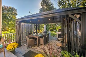 eine Terrasse mit einem Tisch unter einer Pergola in der Unterkunft Lovely Harrisburg Home 20 Mins to Hershey Park! in Harrisburg