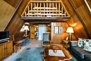 uma sala de estar com uma escada numa casa em Serene Washington Escape with Deck and Mountain Views! em Packwood