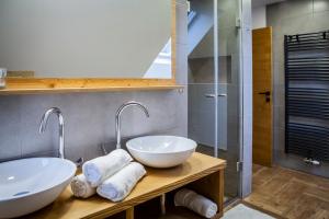a bathroom with two sinks and a shower at Apartmány pod Slavkáčom - Vysoké Tatry in Veľký Slavkov
