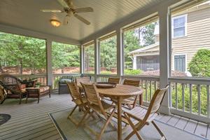 Ban công/sân hiên tại Lake Oconee Cottage with Porch-Special Masters Rate!