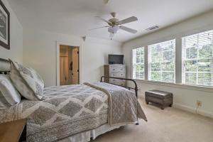 Giường trong phòng chung tại Lake Oconee Cottage with Porch-Special Masters Rate!