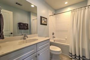 Phòng tắm tại Lake Oconee Cottage with Porch-Special Masters Rate! +18 ảnh