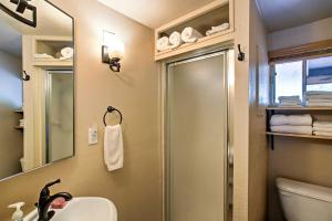 Ένα μπάνιο στο Peaceful Prescott Mountain Home - 8 Mi to Downtown +16 φωτογραφίες