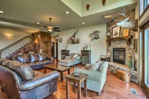 Afbeelding uit fotogalerij van Luxury Waterfront Parachute House with Fire Pit! in Parachute