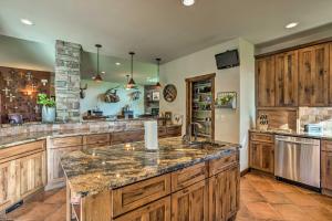 Afbeelding uit fotogalerij van Luxury Waterfront Parachute House with Fire Pit! in Parachute