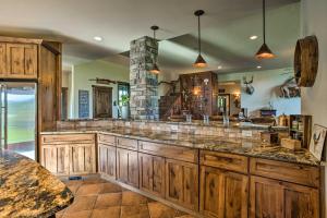 Afbeelding uit fotogalerij van Luxury Waterfront Parachute House with Fire Pit! in Parachute +19 foto's