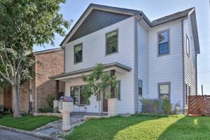 une maison blanche avec un arbre dans la cour dans l'établissement Updated Home 15 Mins to the GalleriaandUptown!, à Houston