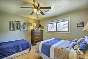 um quarto com uma cama e uma ventoinha de tecto em Flagstaff Townhome - Walk to Country Club and Pools! em Flagstaff
