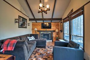 sala de estar con sofá y chimenea en Cozy Beech Mountain Family Retreat with 2 Decks!, en Beech Mountain