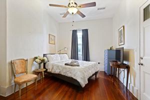 - une chambre avec un lit et un ventilateur de plafond dans l'établissement Montgomery House, à La Nouvelle-Orléans