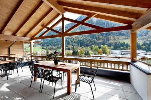 eine Terrasse mit einem Tisch und Stühlen sowie Aussicht in der Unterkunft Kaprun Glacier Estate in Kaprun