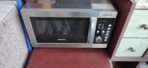 eine Mikrowelle auf einer Theke in der Unterkunft Уютен апартамент в Търговище - 2 спални и кухня in Targowischte + 13 Fotos