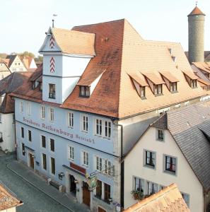 a large white building with a red roof at Hotel Altes Brauhaus garni in Rothenburg ob der Tauber