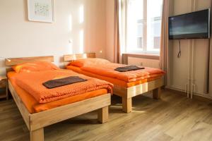 Tempat tidur dalam kamar di Apartmentpension am Stadtschloss