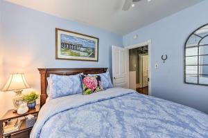 Dormitorio azul con cama y lámpara en Pet-Friendly Williamstown Farmhouse by Main Street en Williamstown