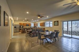 een eetkamer en een keuken met een tafel en stoelen bij Spacious Pinetop-Lakeside Home with Hot Tub on 1 Acre in Pinetop-Lakeside