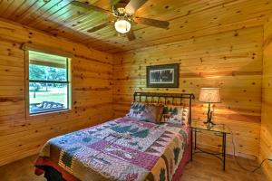 Gallery image of Dream Valley Mountain View Cabin with Covered Porch! in Mountain View