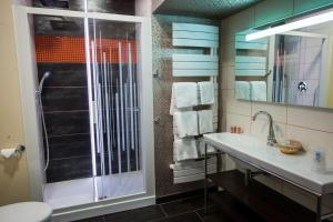 bagno con doccia, lavandino e servizi igienici di The Originals City, Archotel, Sens (Inter-Hotel) a Sens