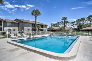 Kissimmee Condo with Lanai 10 Mi to Disney World! في كيسيمي: مسبح في ساحة فيها نخيل